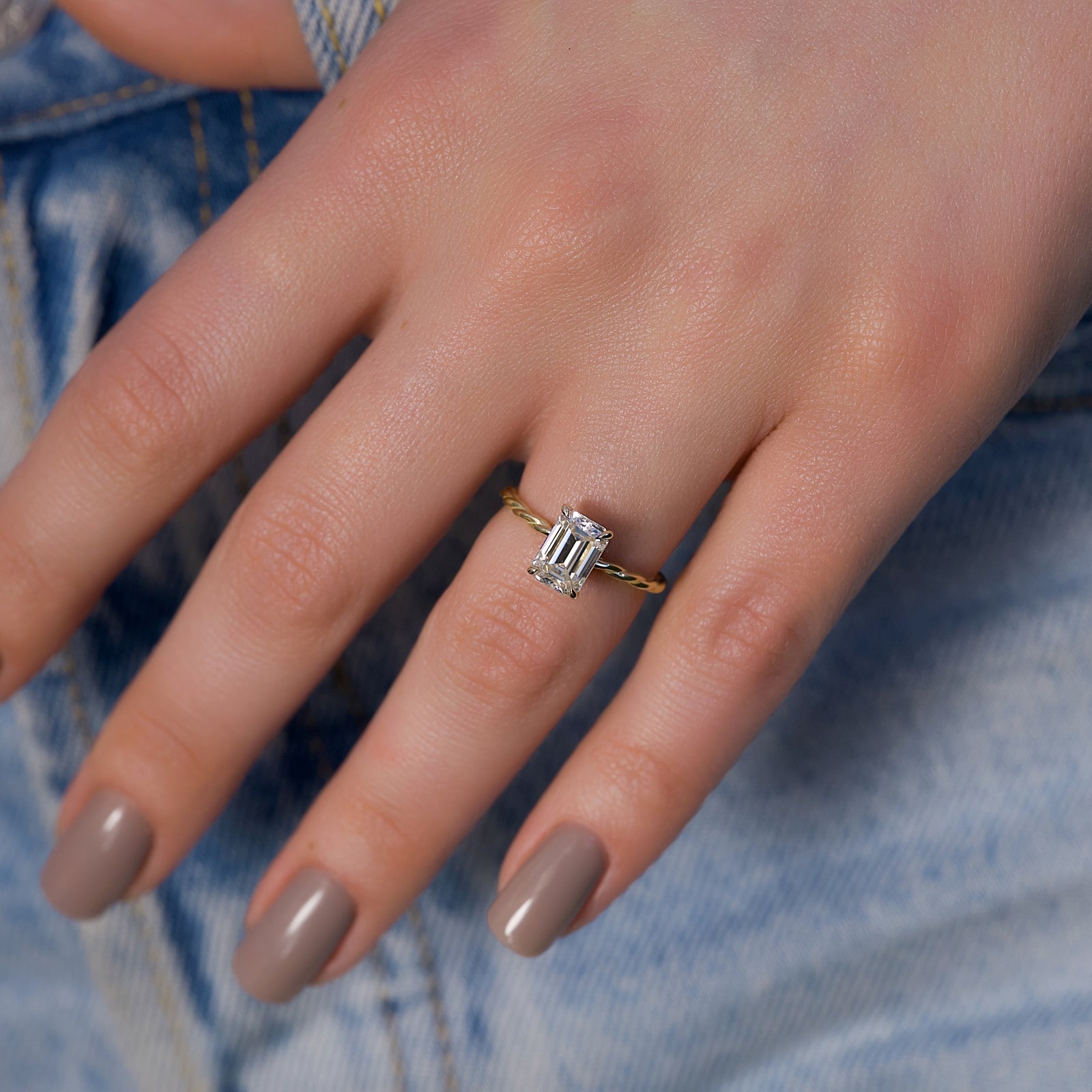 The Alice Set With A 2 Carat Emerald Lab Diamond