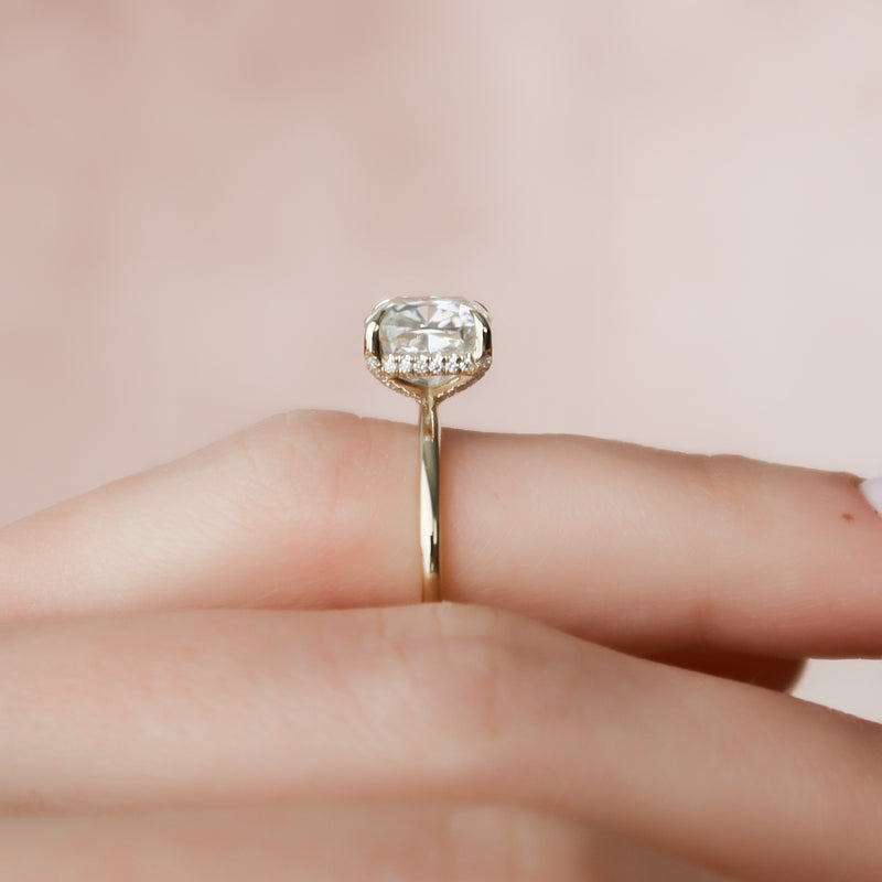 The Crown Kamellie Set With A 2 Carat Cushion Lab Diamond
