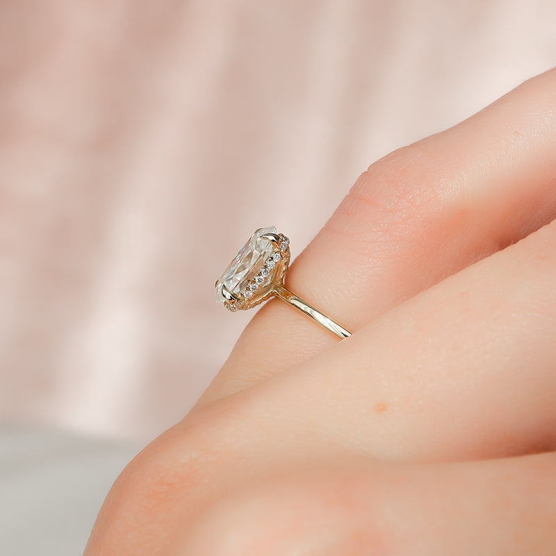 The Crown Kamellie Set With A 2 Carat Oval Lab Diamond
