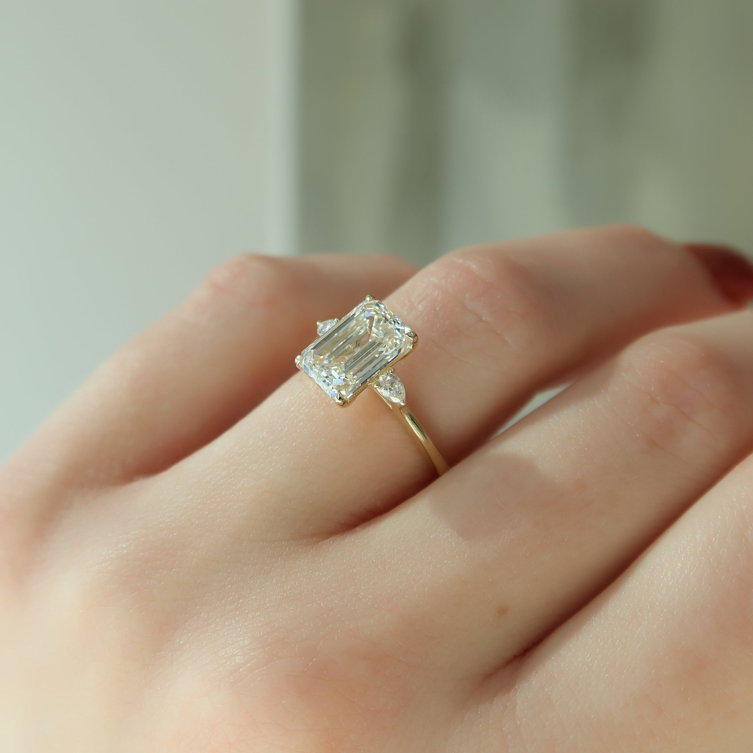 The Pears Liv Set With A 2 Carat Emerald Lab Diamond