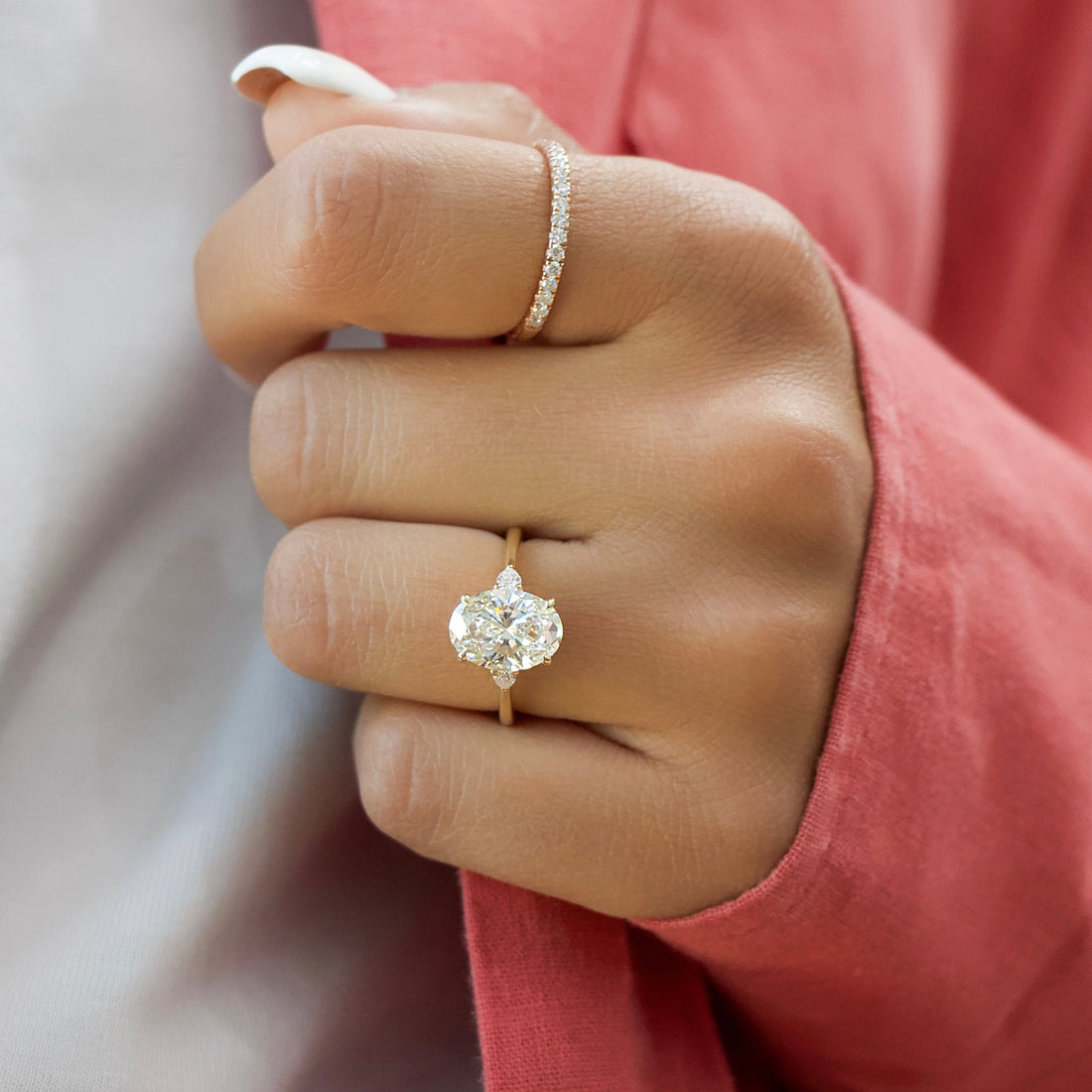 The Pears Liv Set With A 2 Carat Oval Lab Diamond