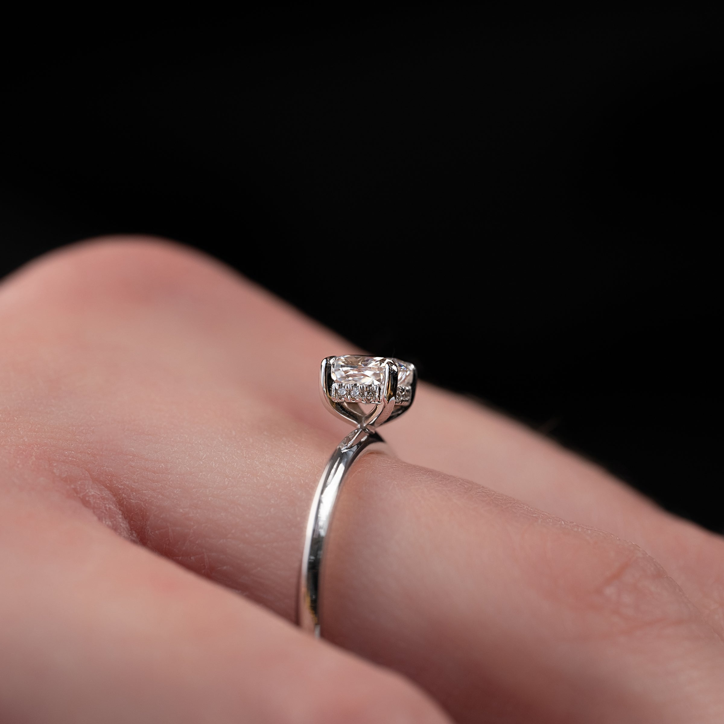 The Razor Kamellie Set With A 2 Carat Elongated Cushion Lab Diamond