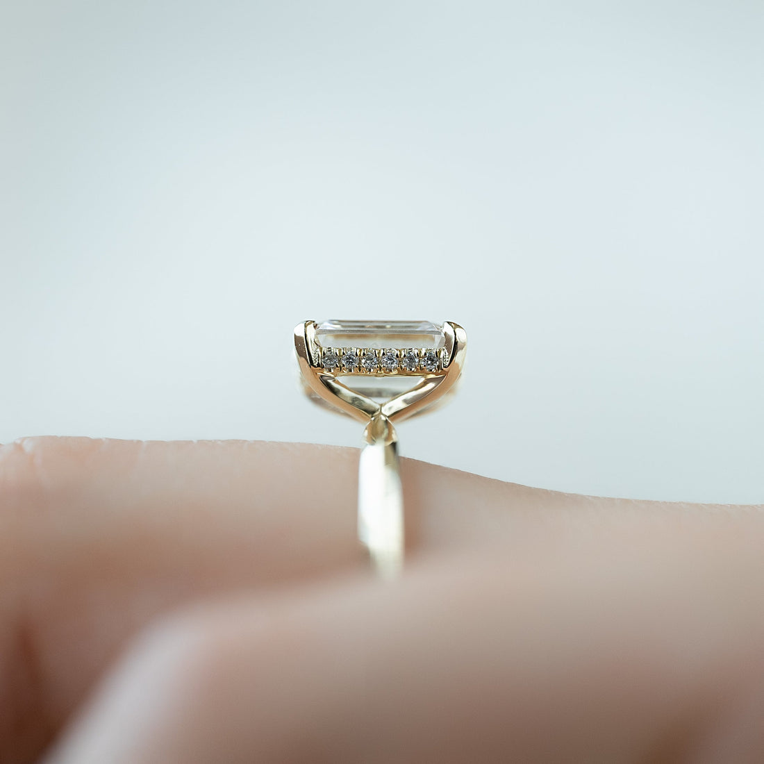 The Razor Kamellie Set With A 2 Carat Emerald Lab Diamond