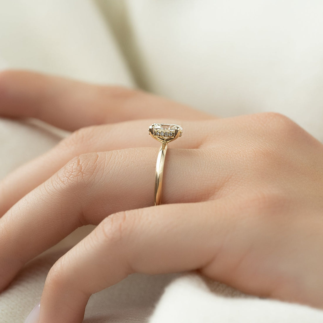 The Razor Kamellie Set With A 2 Carat Oval Lab Diamond