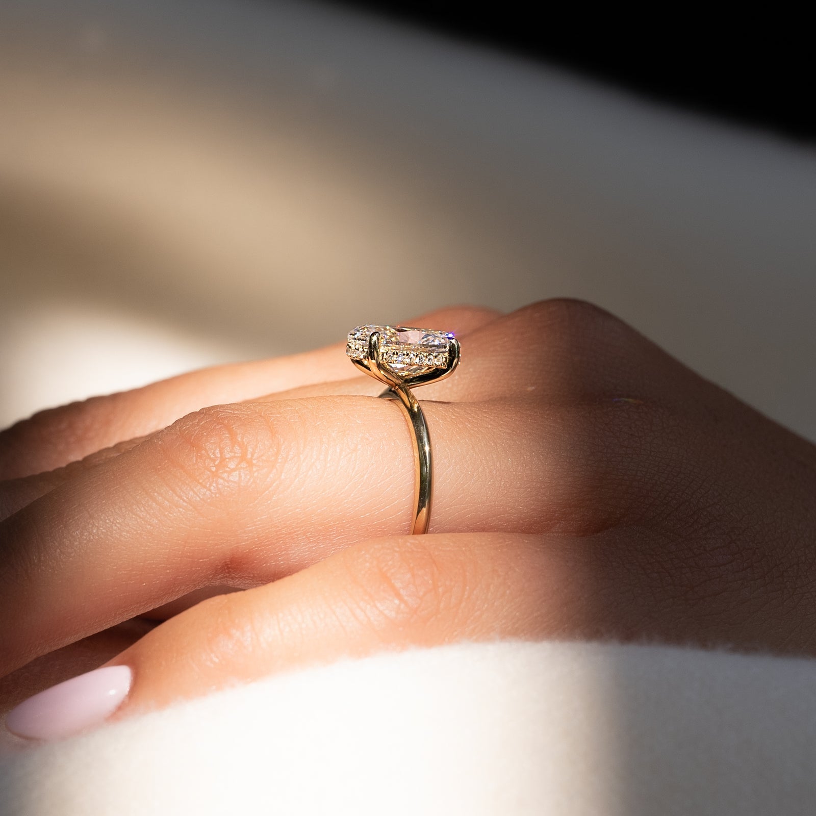 The Razor Kamellie Set With A 2 Carat Oval Lab Diamond