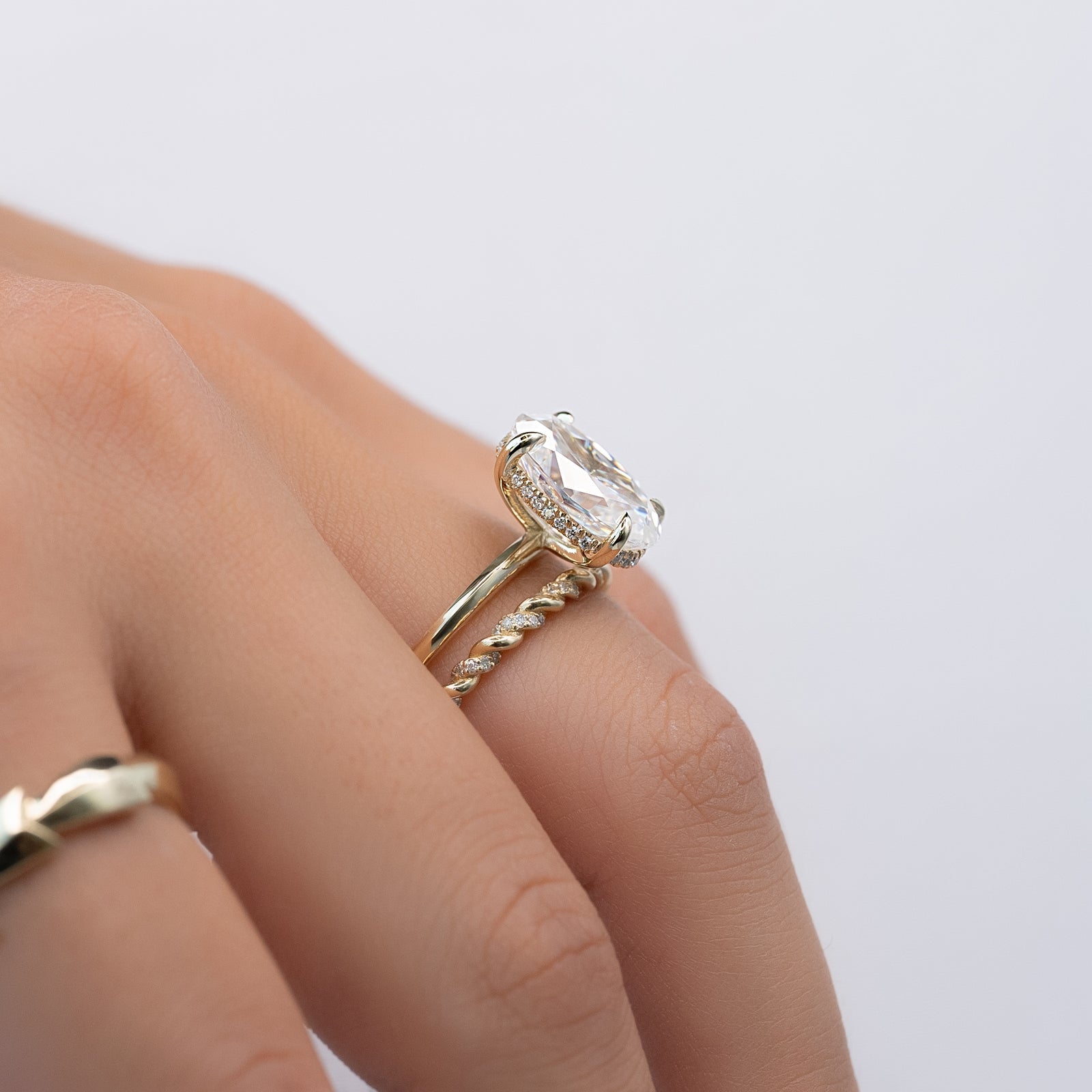The Razor Kamellie Set With A 2 Carat Oval Lab Diamond