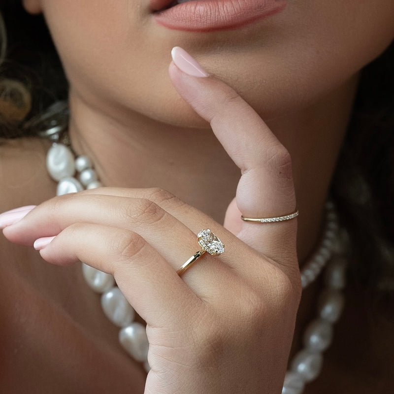 The Razor Kamellie Set With A 2 Carat Oval Lab Diamond
