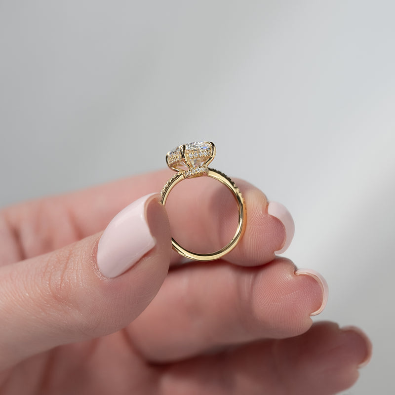 The Low Profile Kamellie Set With A 2 Carat Oval Lab Diamond