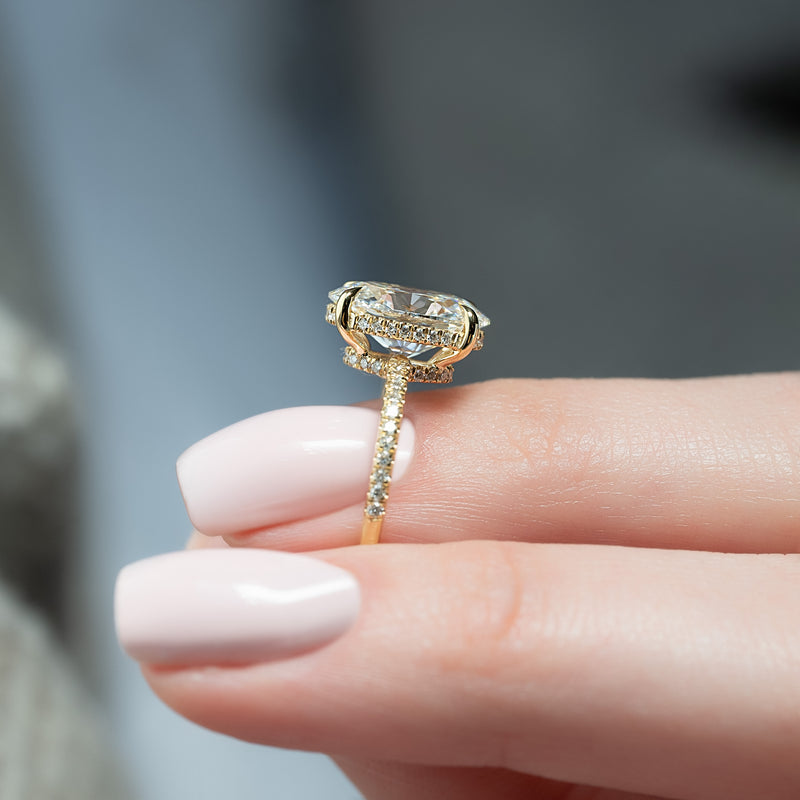 The Low Profile Kamellie Set With A 2 Carat Oval Lab Diamond