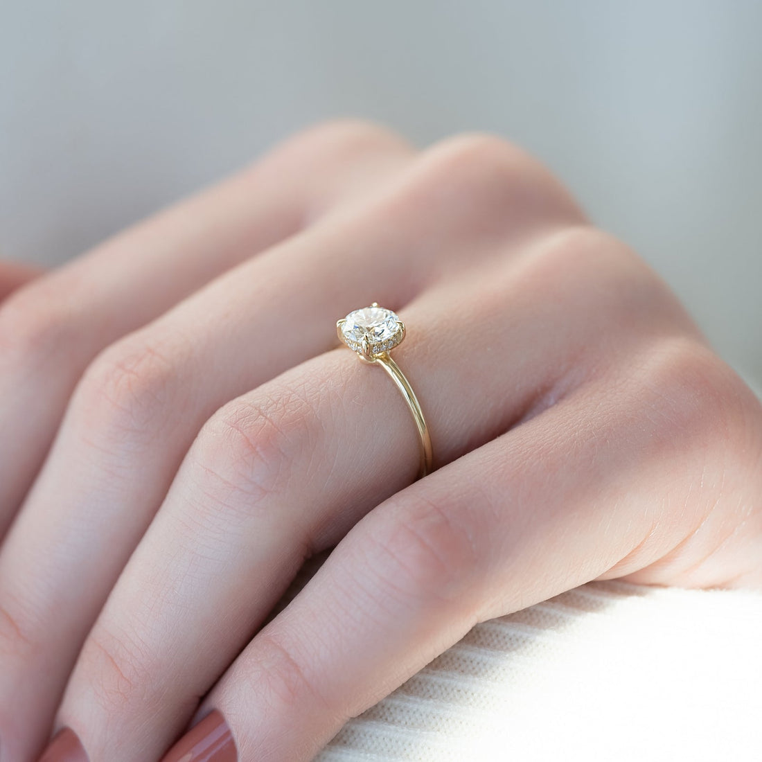 The Low Profile Kamellie Set With A 2 Carat Round Lab Diamond