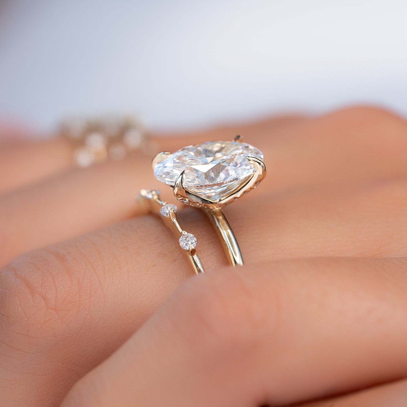 The Petal Kamellie Set With A 2 Carat Oval Lab Diamond
