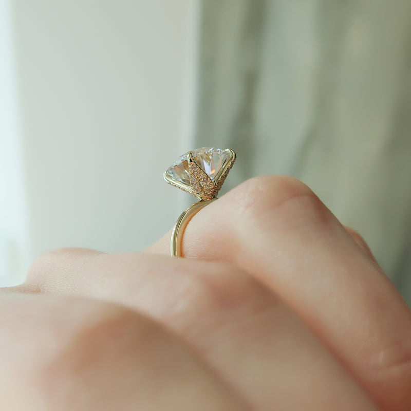The Petal Kamellie Set With A 2 Carat Round Lab Diamond