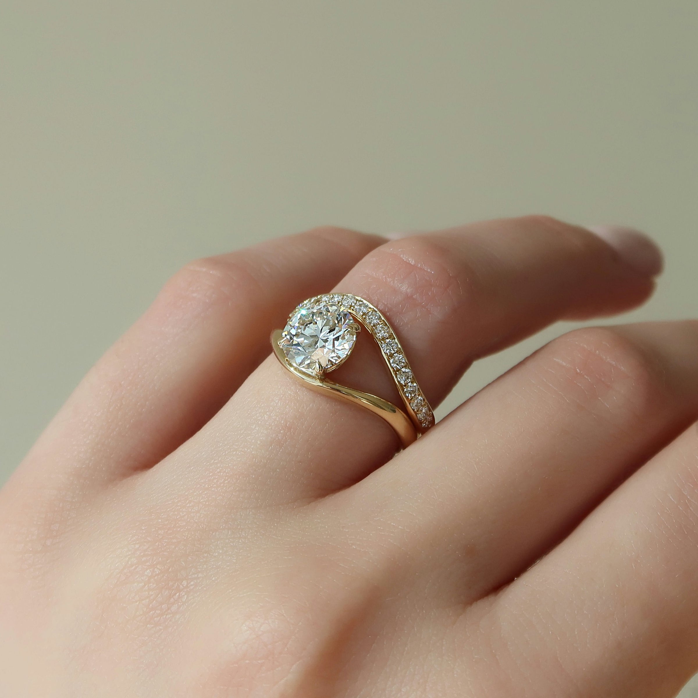 The Berta Set With A 2 Carat Round Lab Diamond