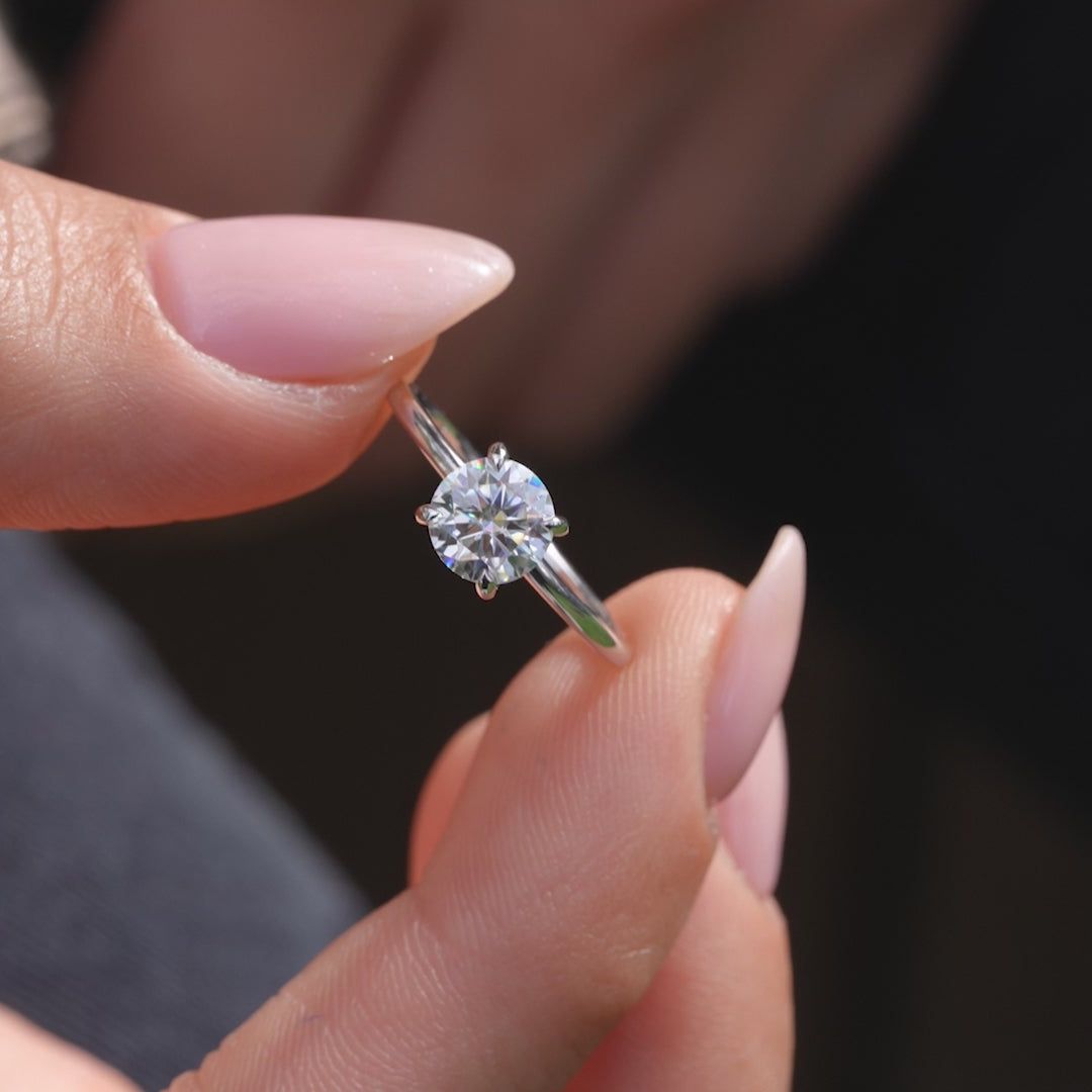 The Low Profile Kamellie Set With A 2 Carat Round Lab Diamond