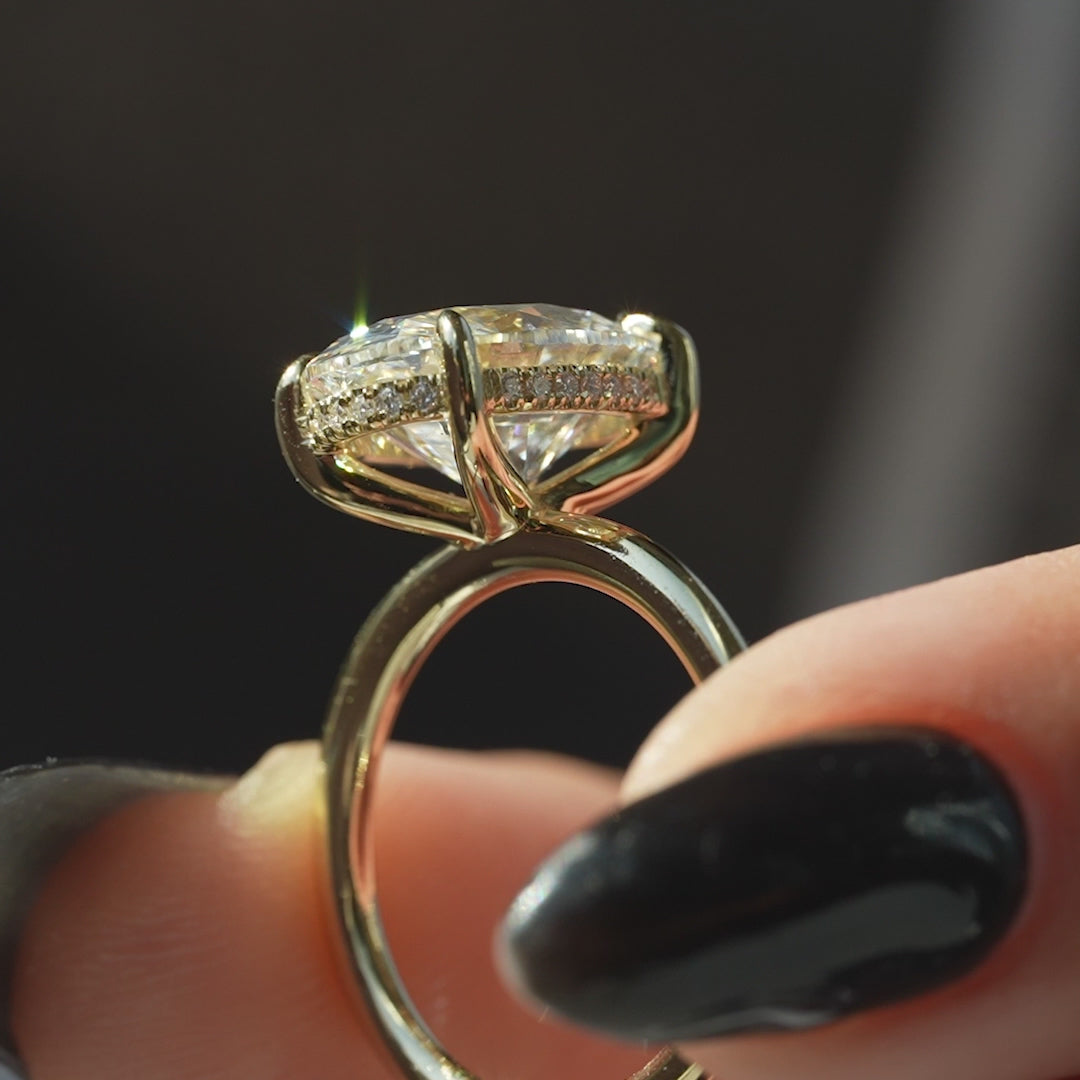The Kamellie Set With A 2 Carat Oval Lab Diamond