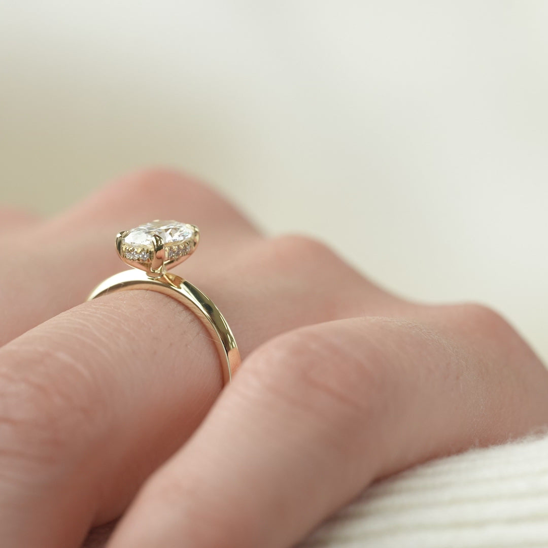 The Razor Kamellie Set With A 2 Carat Oval Lab Diamond