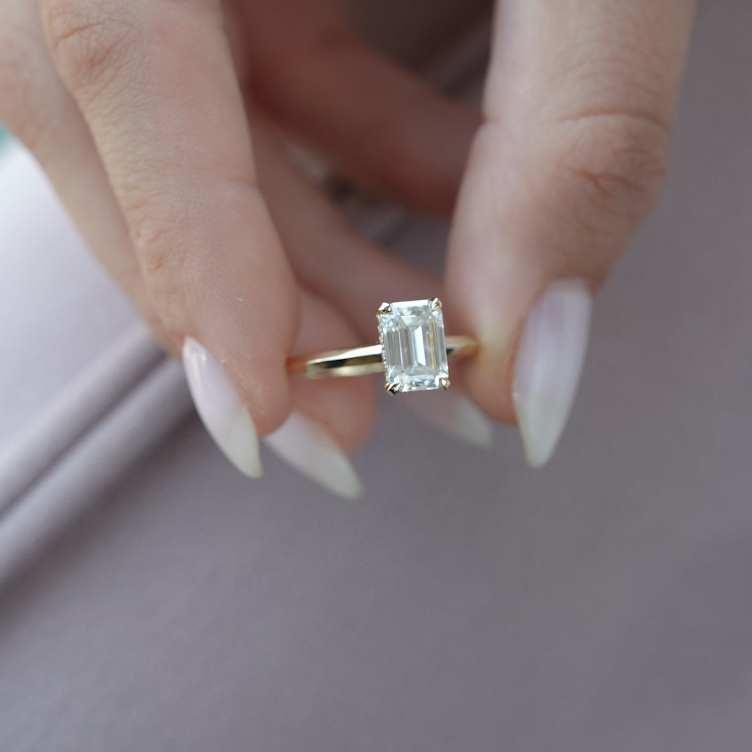 The Razor Kamellie Set With A 2 Carat Emerald Lab Diamond