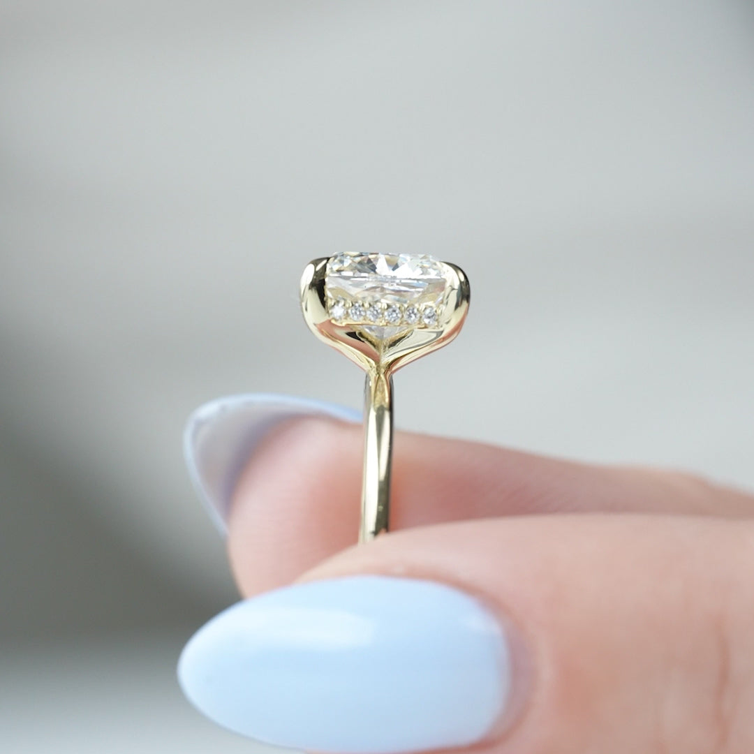 The Kamellie Set With A 2 Carat Cushion Lab Diamond